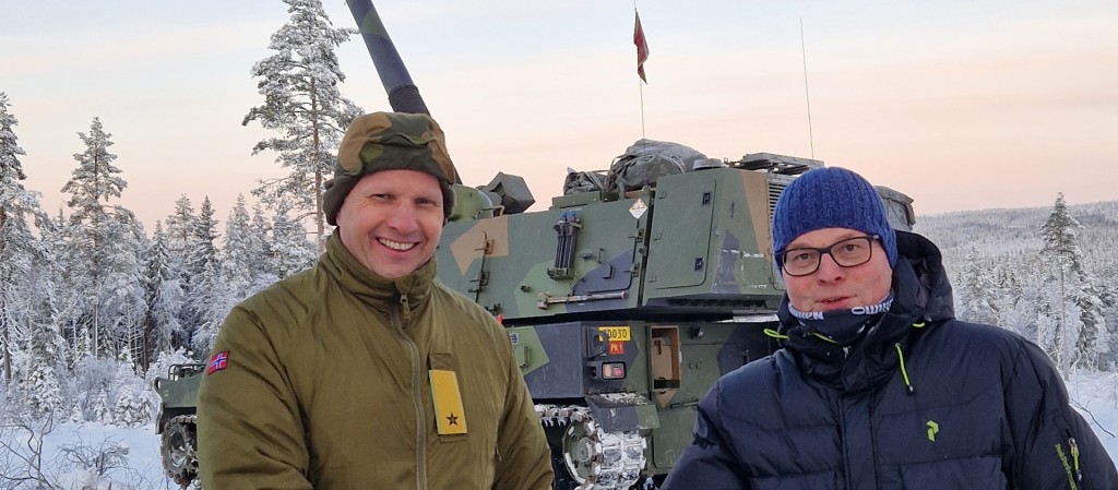 Tomas Beck, sjef Forsvarsmateriell Landkapasiteter (t.v.) og Vegard Sande, administrerende direktør i Nammo.