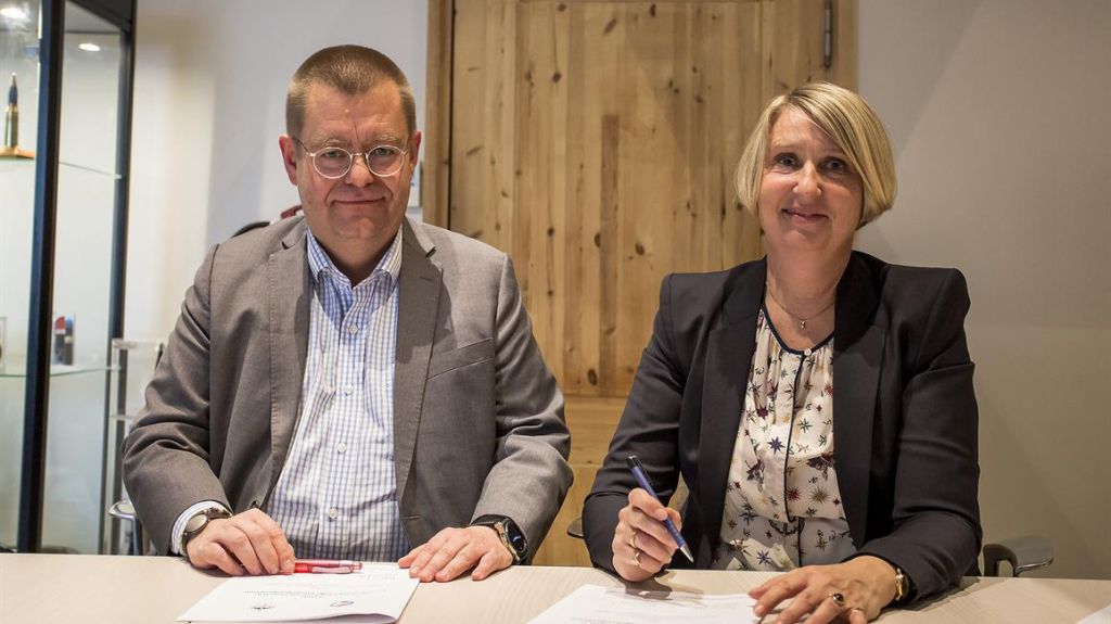 Her signerer Per Christensen, direktør for Sifs, og Mette Sørfonden, direktør for Forsvarsmateriell, avtalen om støtte til gjennomføringen av Forsvarsmateriells integritetsplan. (Foto: Simen Rudi/Forsvarsmateriell)
