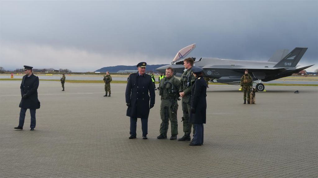H.M. Kong Harald og sjef for Luftforsvaret, Tonje Skinnarland, møtte pilotene Thomas Harlem og Ståle Nymoen etter deres historiske flytur – den første med norske piloter i norsk luftrom.