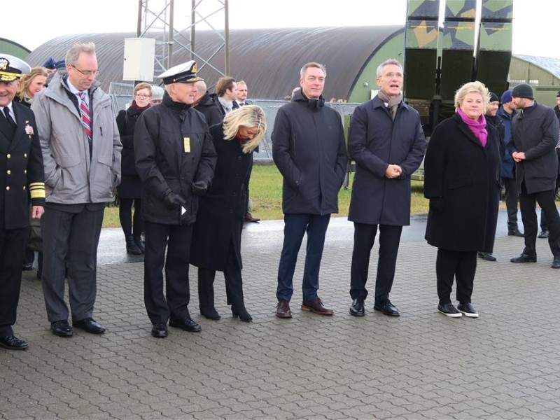 Statsminister Erna Solberg, forsvarsminister Frank Bakke-Jensen, NATOs generalsekretær Jens Stoltenberg, næringsminister Monica Mæland og forsvarssjef Haakon Bruun-Hanssen var alle til stede.
