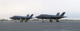 To av Norges første F-35 parkerer etter overflygningen på Ørland.
