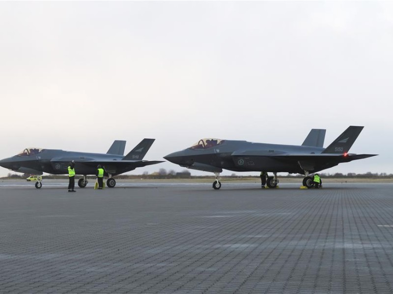 To av Norges første F-35 parkerer etter overflygningen på Ørland.