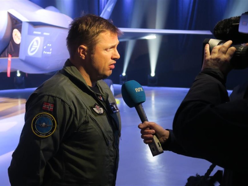 Oberstløytnant Ståle «Steel» Nymoen ble intervjuet av mange medier etter sin historiske flytur.