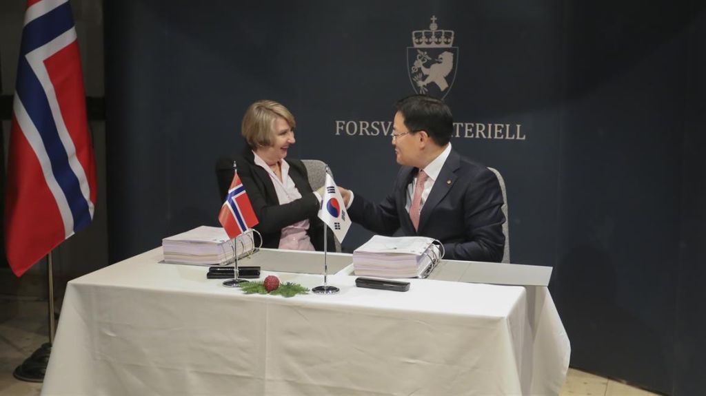 Her signerer Forsvarsmateriells direktør Mette Sørfonden og Son Jae-il, CEO for Hanwha Land Systems kontrakten (Foto: Erik Alm/Forsvarsmateriell).