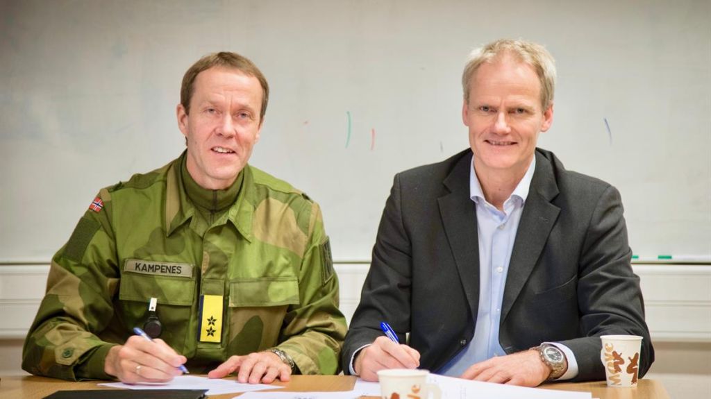 Sjef for Cyberforsvaret, generalmajor Inge Kampenes og direktør i Forsvarsmateriell IKT-kapasiteter, Eiliv Ofigsbø signerer overføringsprotokoll for leveranse av to middels store taktiske kommunikasjonsnoder.