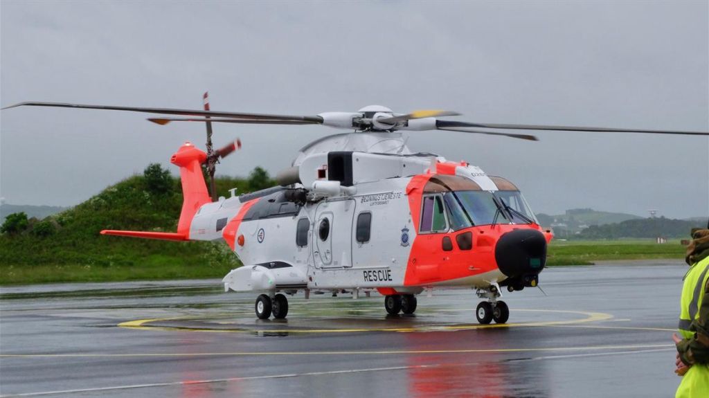 En AW101 utenfor den nyåpnede hangaren for redningshelikopter på Sola.