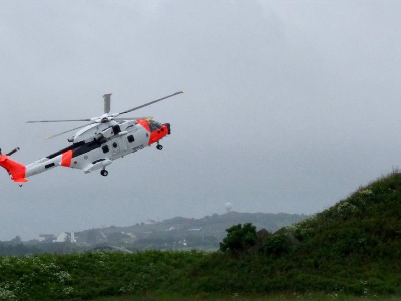 Komplett med norsk farge kom det nye på redningshelikopteret susende inn under åpningen av sitt nye hjem på Sola.