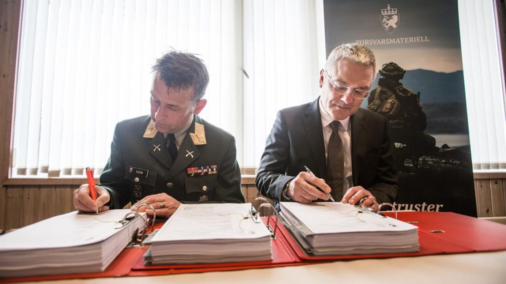Her signerer sjef for Forsvarsmateriell landkapasiteter, brigader Morten Eggen kontrakten sammen med Norbert Erichsen, CEO for FFG. (Foto: Frederik Ringnes/Hæren)