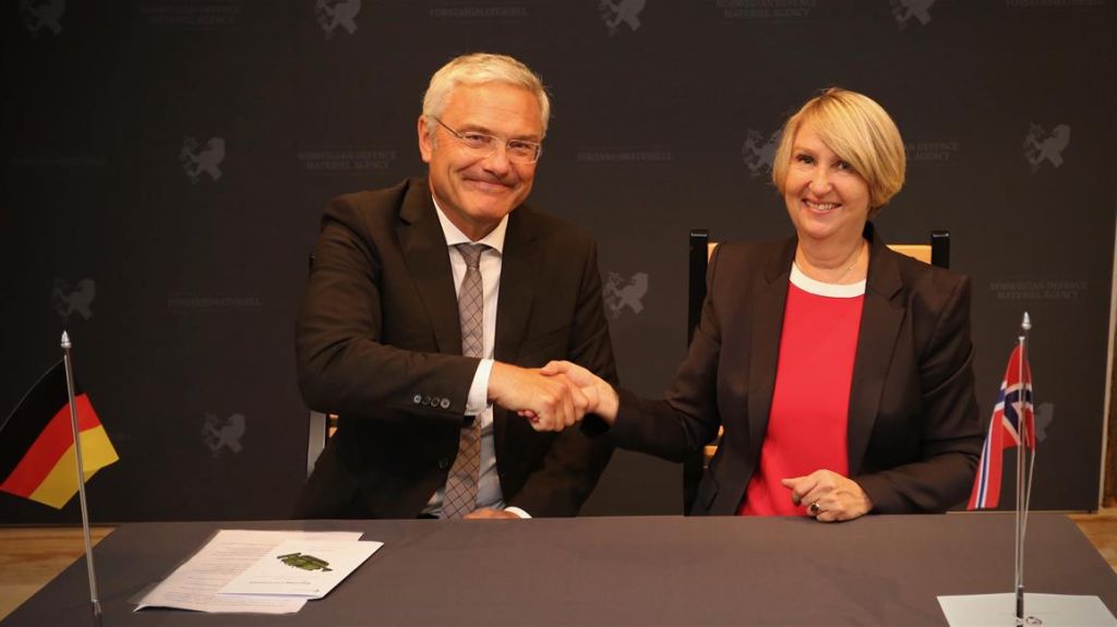 Direktør Mette Sørfonden signerer kontrakt med tyske Flensburger Fahrzeugbau Gesellschaft mbH (FFG) for anskaffelsen av ingeniørpanservogn.