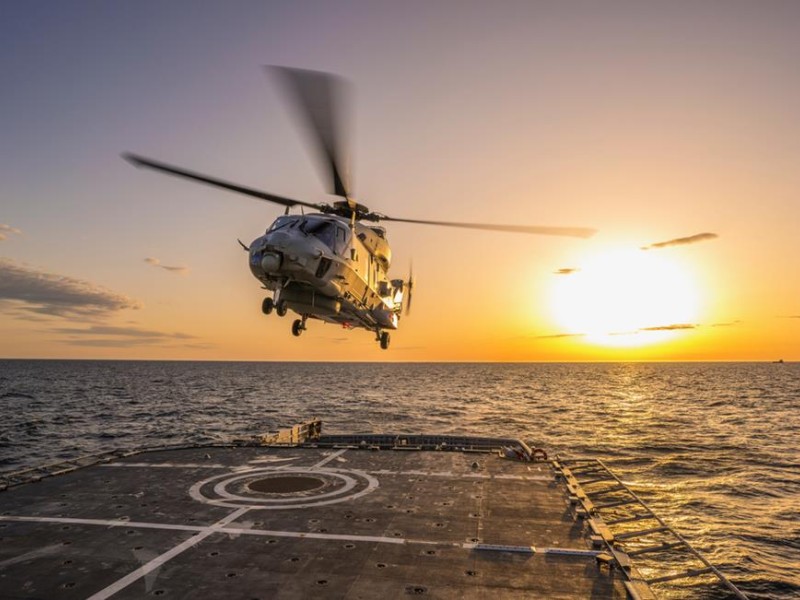 NH90 lander under SHOLs. (Foto: Forsvaret)