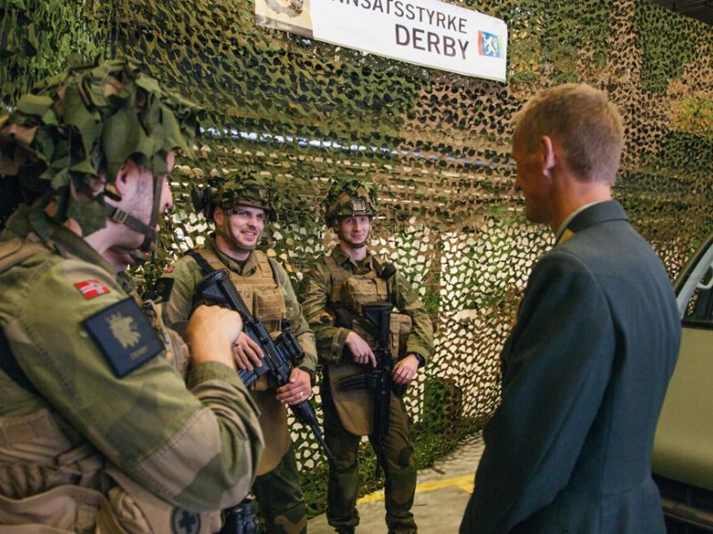 Sjef for Heimevernet generalmajor Eirik J. Kristoffersen sammen med flere soldater fra Heimevernet