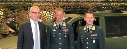 (F.v.) Direktør Håkon Wirak fra Harald A. Møller AS, daværende sjef for Heimevernet generalmajor Eirik J. Kristoffersen og tidligere sjef for Forsvarsmateriell landkapasiteter brigader Morten Eggen.