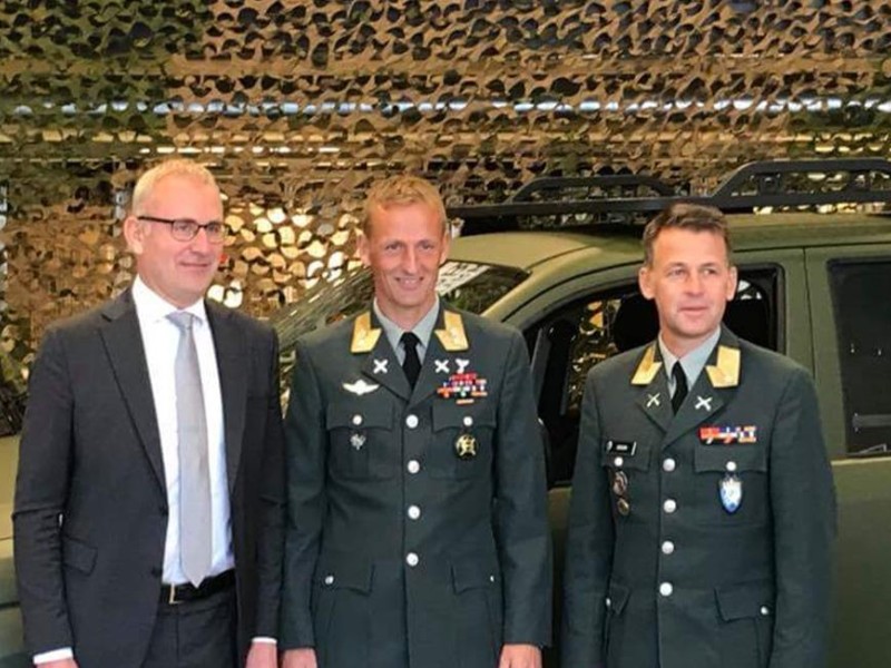 (F.v.) Direktør Håkon Wirak fra Harald A. Møller AS, daværende sjef for Heimevernet generalmajor Eirik J. Kristoffersen og tidligere sjef for Forsvarsmateriell landkapasiteter brigader Morten Eggen.