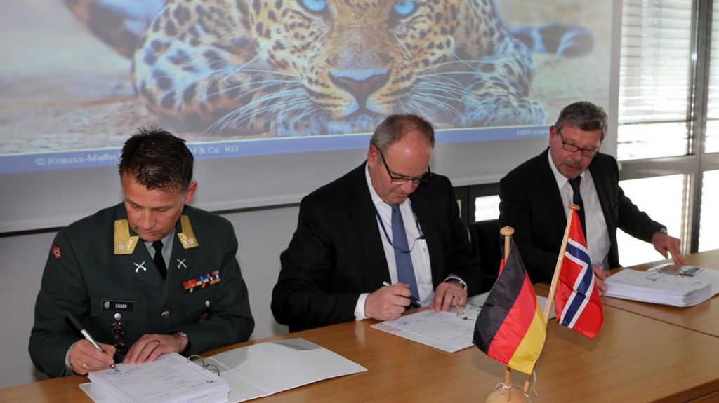 Sjef for Forsvarsmateriell landkapasiteter, brigader Morten Eggen, CFO Horst Rieder fra Krauss Maffei Wegman og Executive Manager Military Mobile Bridges, Gerhard Greifenegger signerte kontrakten.