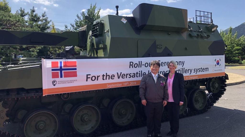 Fra venstre: Hanwha Defence Cooperation administrerende direktør Sungsu Lee, Forsvarsmateriells direktør Mette Sørfonden.
