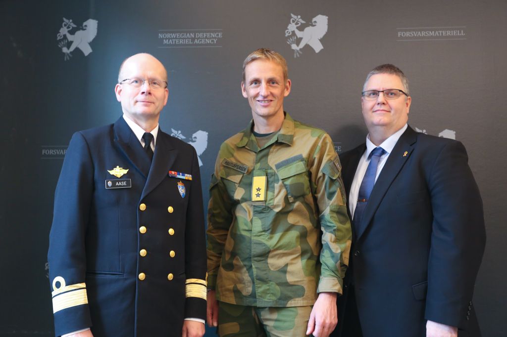 På kontraktsignering (f.v.): Kontreadmiral, sjef for Investeringsavdelingen og NK i Forsvarsmateriell, Bjørge Aase; generalmajor og sjef for Hæren, Eirik Kristoffersen; Kjetil Reiten Myhra, Direktør Integrated Defence Systems ved Kongsberg Defence & Aerospace AS.