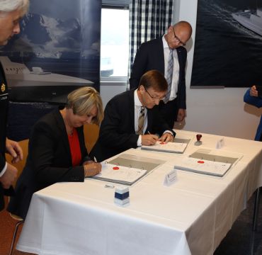 Kontraktsignering mellom Vard og Forsvarsmateriell (Foto: Asgeir Spange Brekke)