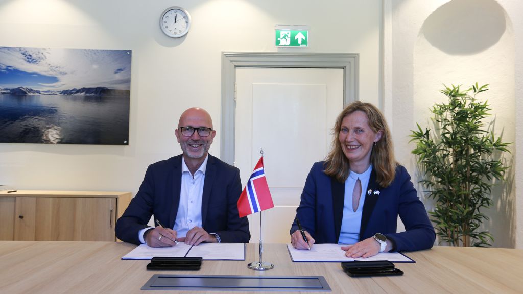 Atle Wøllo, administrerende direktør ved Kongsberg Aviation Maintenance Services og Gro Jære, direktør for Forsvarsmateriell.