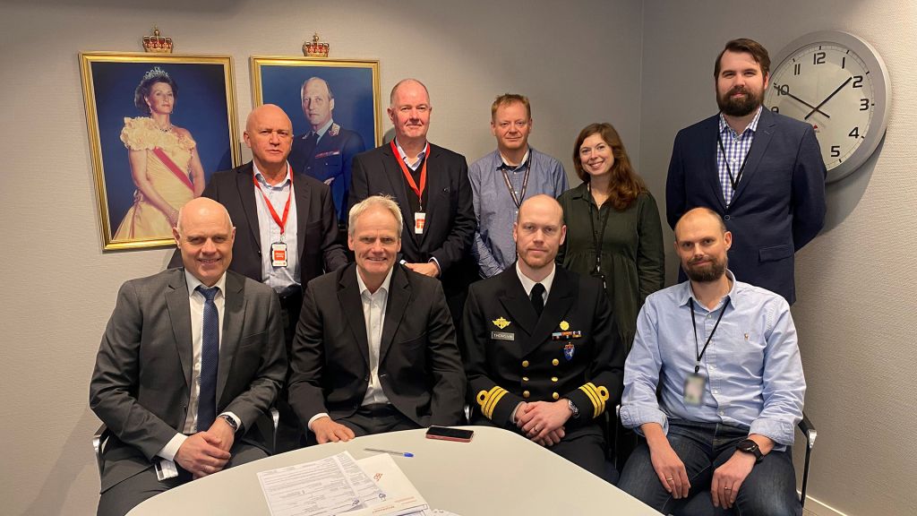 Foran fra venstre: Ove Ladegård (Rohde & Schwarz), Eiliv Ofigsbø (Forsvarsmateriell IKT-kapasiteter), Kjetil Svartskuren Thomsvik (Forsvarsmateriell IKT-kapasiteter), Kristian Høegh Mysen (Program Mime). Bak fra venstre: Gunnar Hellerslien (Rohde & Schwarz), Øivind Nordnes (Rohde & Schwarz), Jørgen Inge Olsen (CYFOR, CCR), Eilin Ellingsen (Program Mime), Mats Ove Sannes (Forsvarsmateriell IKT-kapasiteter)
