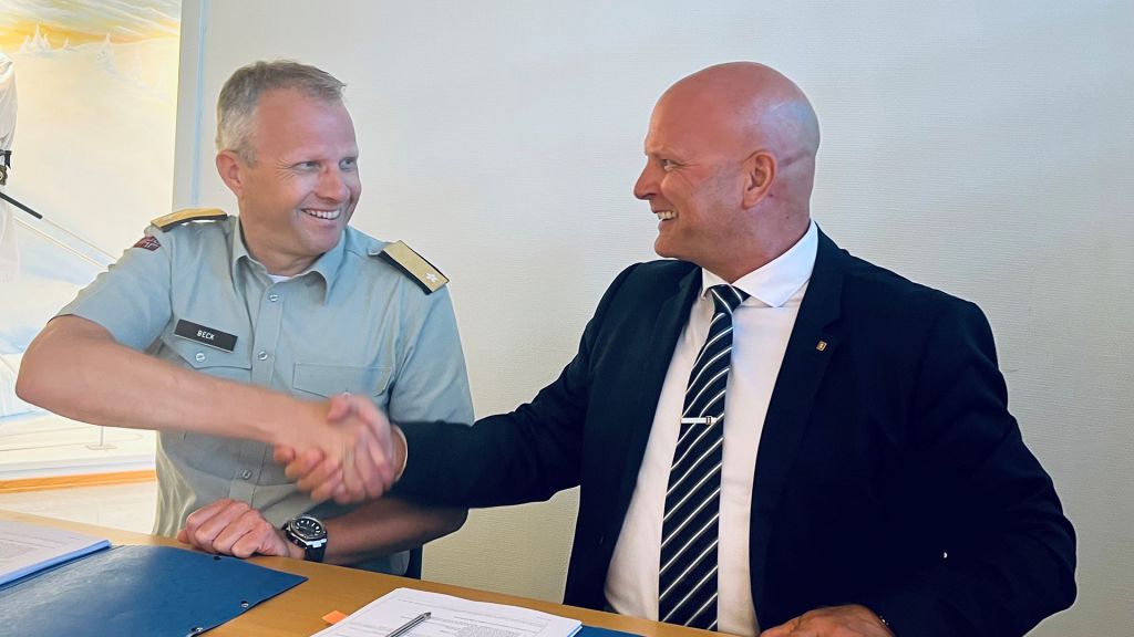 Tomas Beck, sjef Landkapasiteter i Forsvarsmateriell og Vidar Ulveraker, prosjektlederi Kongsberg Defence & Aerospace.