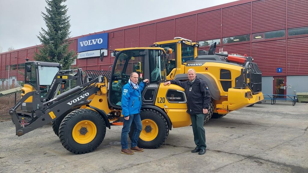 Salgssjef Jarle Bjørløw fra Volvo Maskin AS til venstre og faggruppeleder Frank Schjølberg i Forsvarsmateriell til høyre.