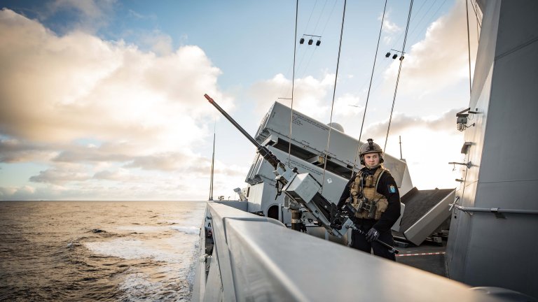 Soldat fotografert på dekket av fregatten Helge Ingstad til sjøs