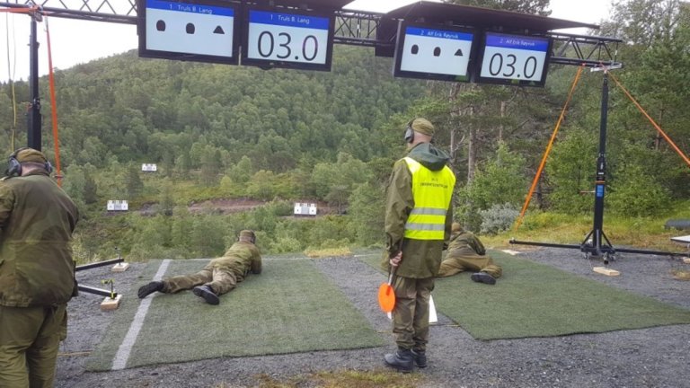 To soldater ligger på matter og skyter på mål