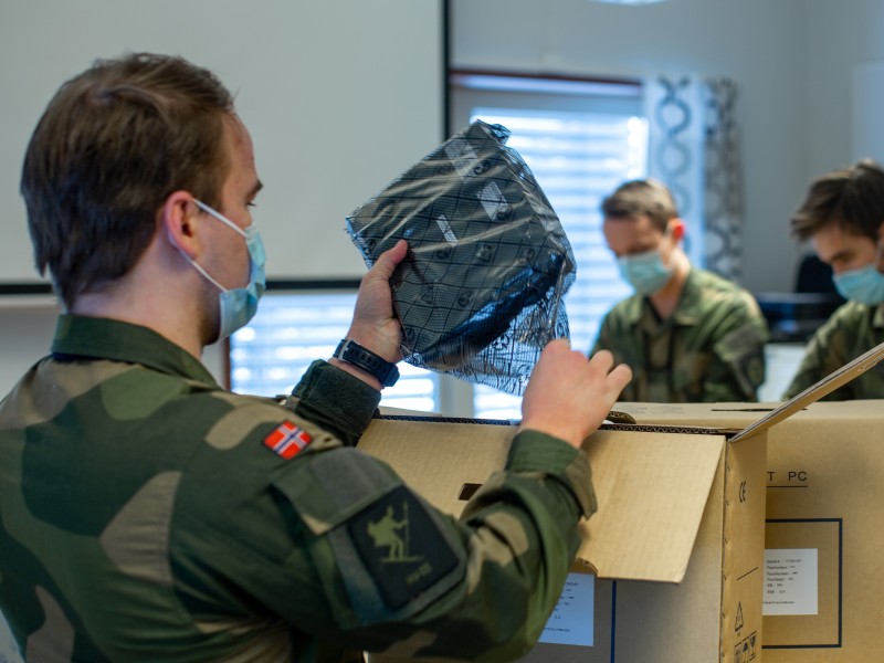 Her får HV-05 på Terningmoen de første kassene med det nye materiellet. Julian (nærmest) Oscar og Victor pakker opp og ut.   Foto: Helene Thorkildsen/Heimevernet