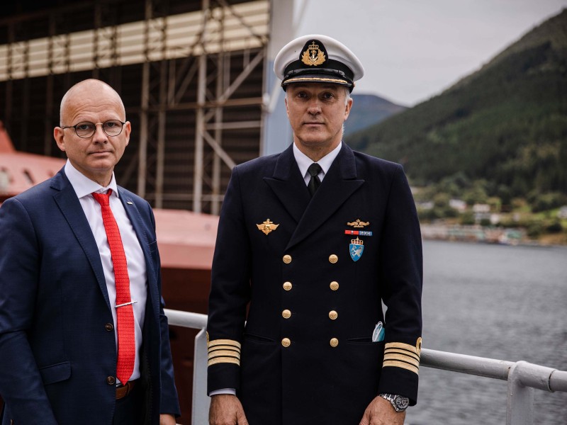 Prosjektleder og kommandørkaptein Odd Magne Nilsen fra Forsvarsmateriell Maritime kapasiteter og prosjektleder Roar Gjerde fra Vard Langsten.