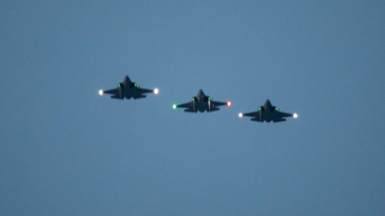 F-35 kampfly i luften fotografert fra bakken på Ørland hovedflystasjon