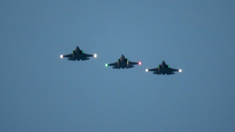 F-35 kampfly i luften fotografert fra bakken på Ørland hovedflystasjon