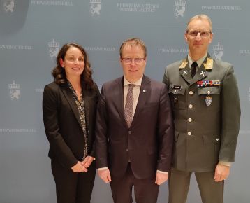 Chandra Marshall, Vice President for Radar & Sensor Systems hos Lockheed Martin, forsvarsminister Bjørn Arild Gram (Sp) og investeringsdirektør i Forsvarsmateriell Øyvind Johan Kvalvik.
(se og last ned flere bilder lengre ned)