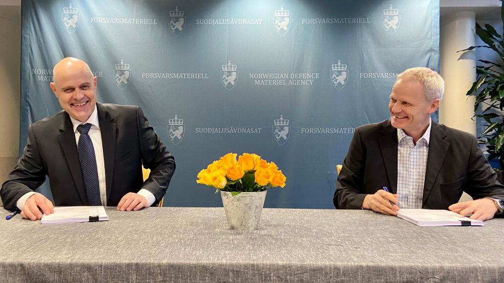 Administrerende direktør Ove Ladegård i Rohde-Schwarz Norge AS og direktør i Forsvarsmateriell IKT-kapasiteter Eiliv Ofigsbø signerer kontrakt om nye radiosystemer.