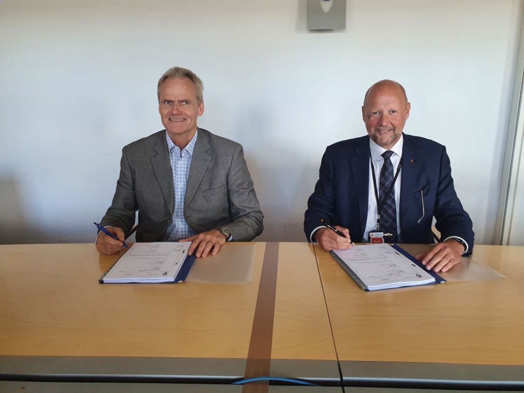 Fra venstre: Eiliv Ofigsbø, direktør for Forsvarsmateriell IKT-kapasiteter og Pål Bratlie, Executive Vice President for Kongsberg Defence & Aerospace AS.