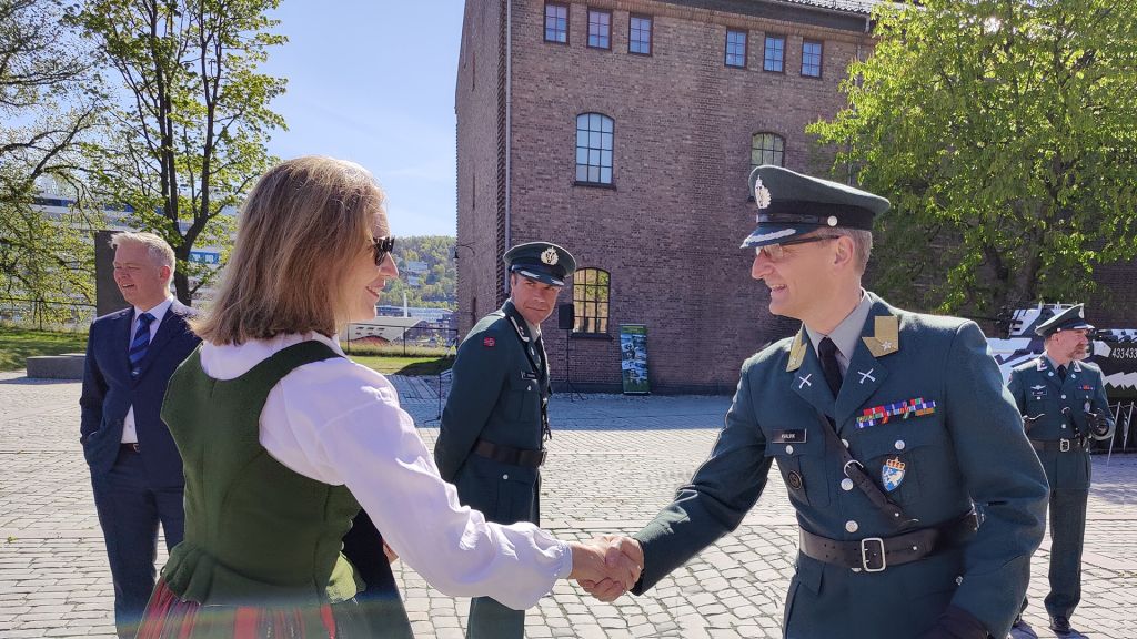 Gro Jære og Øyvind Kvalvik gir hverandre et håndtrykk på Akershus Festning i forbindelse med 8. mai-markeringen.