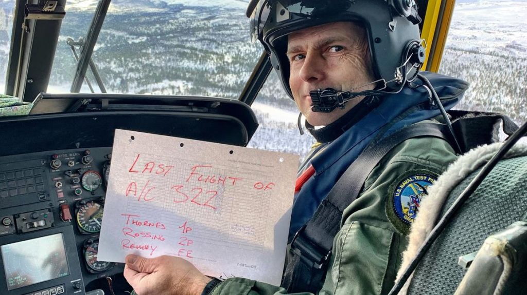 En lapp med et budskap som bekrefter siste flyving for Sea King A/C 322.