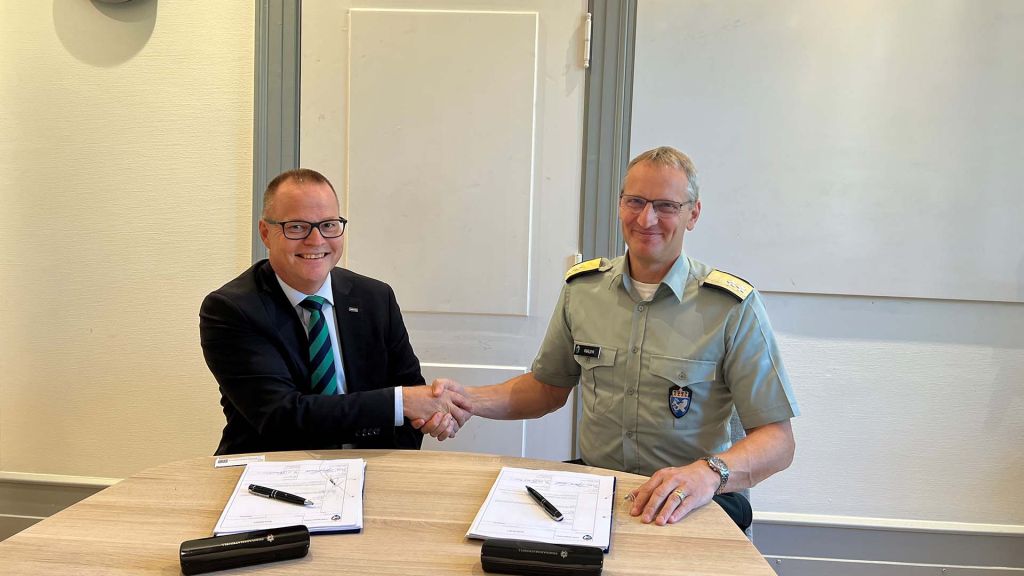 Administrerende direktør Vegard Sande i Nammo Raufoss og investeringsdirektør i Forsvarsmateriell Øyvind Kvalvik.