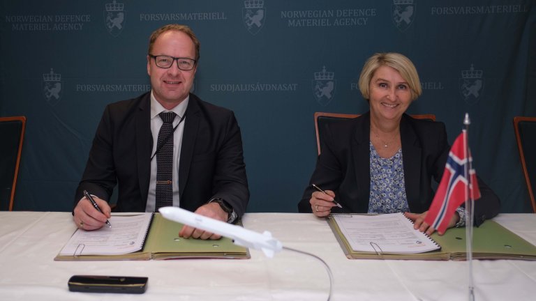 Øyvind Kolset, Executive Vice President of Missile Systems for Kongsberg Defence & Aerospace, og direktør i Forsvarsmateriell, Mette Sørfonden, signerer kontrakt for leveranse av NSM.