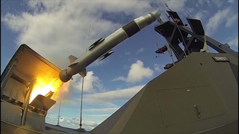 Naval Strike Missile sett fra undersiden i det den avfyres fra et fartøy