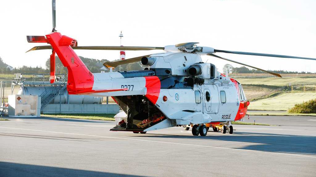 Norges nye redningshelikopter er foreløpig godkjent for å fly ned til 200 fots høyde i dårlig sikt. Målet er å få godkjent en minimum operasjonshøyde på 125 fot ved lav sikt. (Foto: Torbjørn Kjosvold / Forsvaret.)