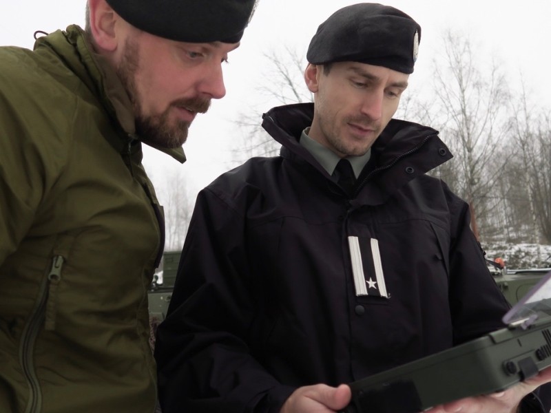 Prosjektleder Thomas Christoffersen i IKT-kapasiteter viser frem de nye taktiske klientene til Major Jonas Berg Sivertsen fra hæren da klientene ble overlevert landstyrkene i februar.