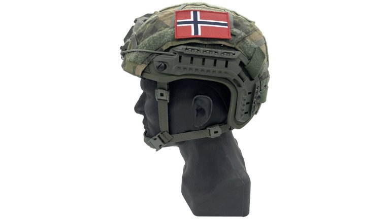 Sort modell av hals, hode og fjes med grønn hjelm med kamuflasje, og norsk flagg på siden.