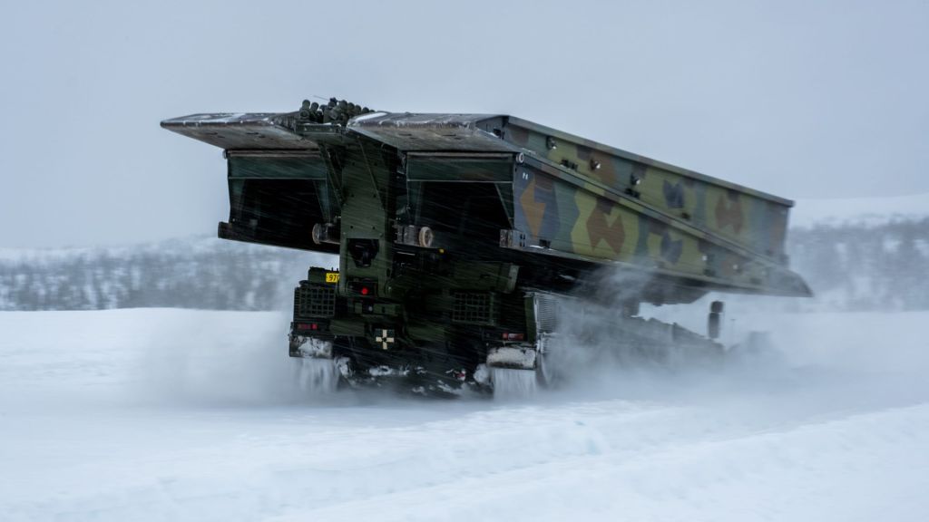 De nye bropanservognene under vintertesting på Rena. Broene som legges skyves ut foran kjøretøyet og legges over elv eller grøft. Foto: Forsvarsmateriell