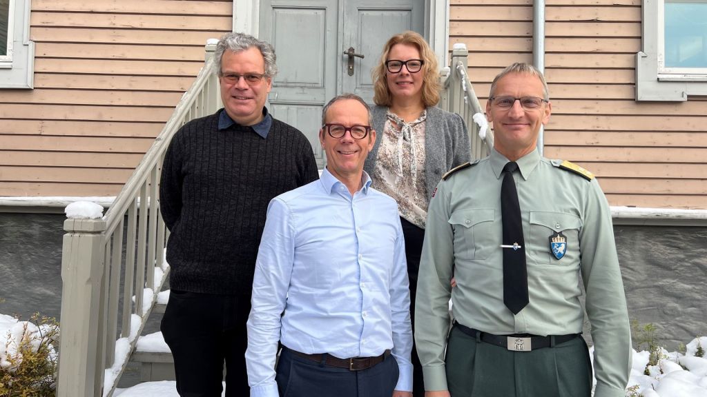 Bak fra venstre: Bjørnar Stifossmoen, sjef for økonomi og virksomhetsstyring i FFI, Marit Kristiansen, anskaffelsesdirektør i Forsvarsbygg. Foran fra venstre: Harald Aas, innovasjonspådriver i Leverandørutviklingsprogrammet (LUP) og Øyvind Kvalvik, investeringsdirektør i FMA. Foto: FMA