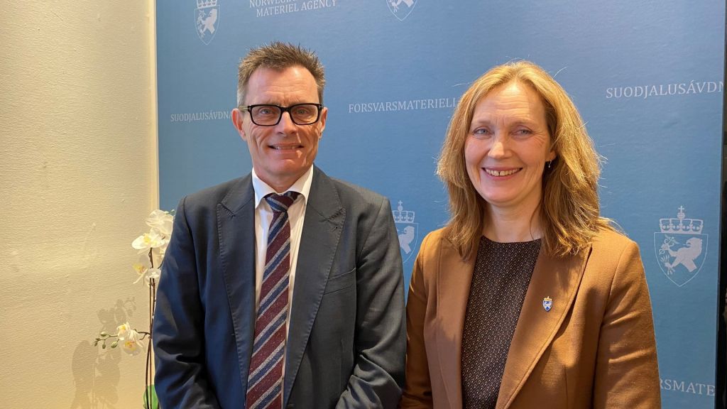 Direktør i Forsvarsmateriell Gro Jære og Administrerende Direktør i Thales Norway, Tom Tuhus signerte i dag kontrakten som skal bidra til å sikre Norges største hemmeligheter de neste 50 årene. Foto: Forsvarsmateriell