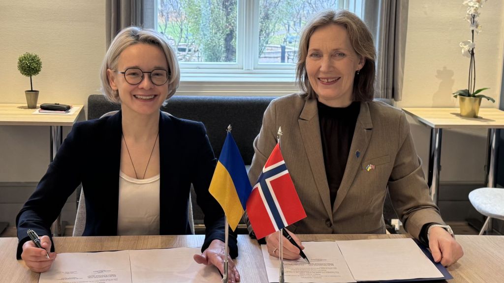 Maryna Bezrukova, direktør for Defense Procurement Agency, til venstre, og Gro Jære, direktør for Forsvarsmateriell signerte denne uken en ny intensjonsavtale. Foto: Forsvarsmateriell