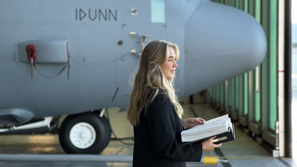 En av kjernekompetansene i Forsvarsmateriell Luftkapasiteter, er flyingeniører med særlig kunnskap om luftdyktighet, samt design, drift og vedlikehold av luftfartøy. Kompetansen er avgjørende for FMAs evne til både å anskaffe og drifte de militære luftsystemene Forsvaret opererer. Foto: Forsvarsmateriell