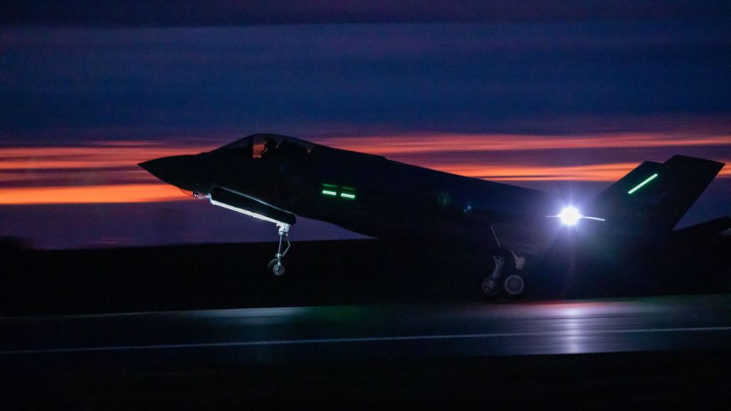 Et av de fire F-35A-flyene som landet på Ørland flystasjon litt før klokka 16 torsdag 12. desember. Foto: Sixten Simonsen / Forsvaret