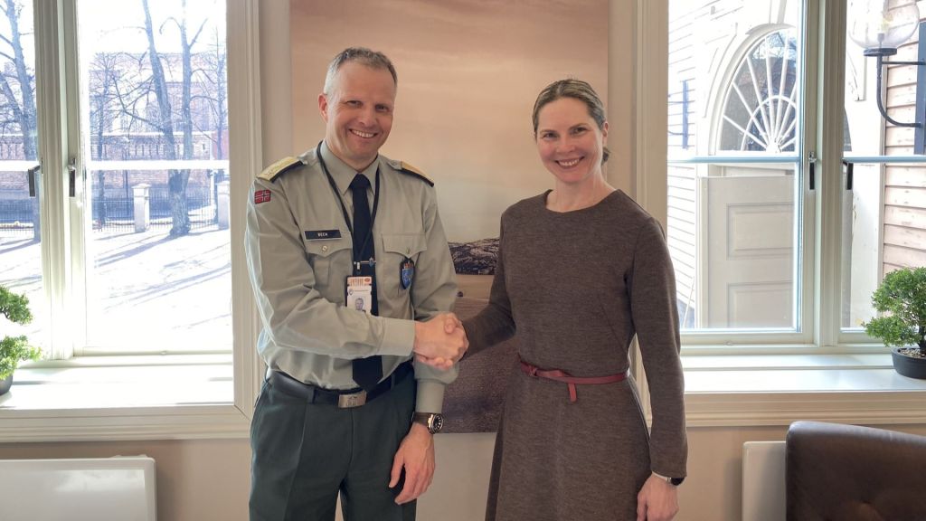 Tomas Beck, sjef Landkapasiteter i Forsvarsmateriell, og Kirsti Hedman, direktør i det finske selskapet Bertin Environics, gir hverandre et håndtrykk etter at de har signert den nye avtalen. Foto: Forsvarsmateriell