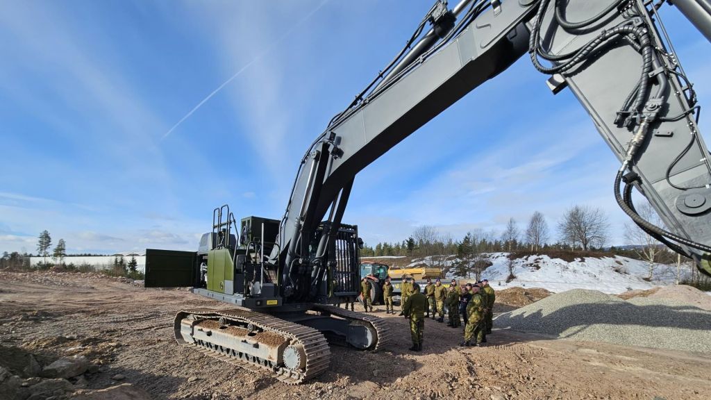 Gravemaskinen er den siste i rekken av tunge anleggsmaskiner som Forsvaret har fått de siste 12 årene. Foto: Forsvarsmateriell.